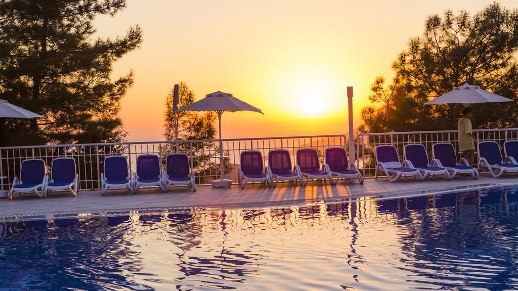Garcia Resort & Spa Oludeniz Exterior photo Sunset at the pool