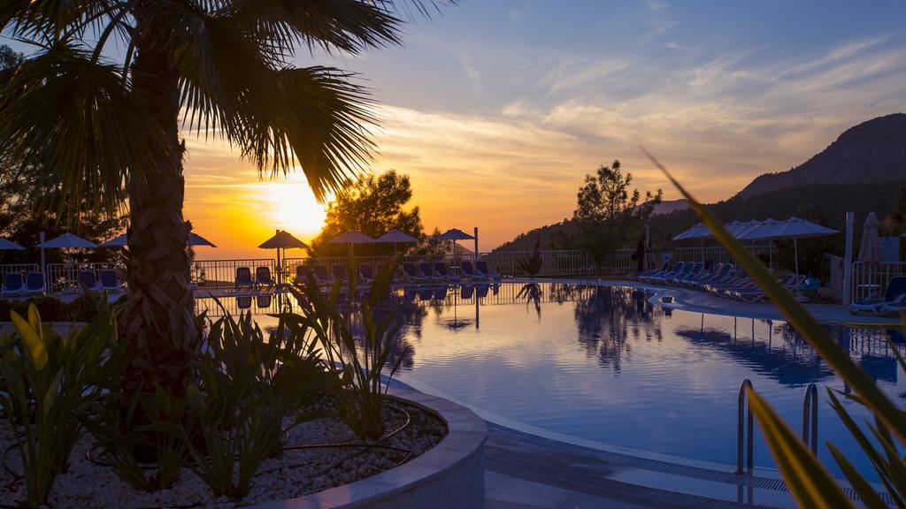 Garcia Resort & Spa Oludeniz Exterior photo Sunset at the pool
